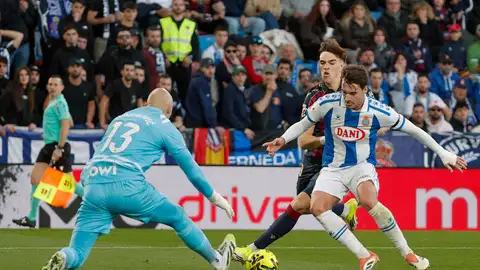 El guardameta del Espanyol, Marko Dmitrović (i), disputa un balón con el delantero del Levante Carlos Espí (2d) durante el partido de la jornada 19 de LaLiga EA Sports entre Levante UD y RCD Espanyol celebrado este domingo en el Estadio Ciutat de València, en Valencia. El guardameta del Espanyol, Marko Dmitrović (i), disputa un balón con el delantero del Levante Carlos Espí (2d) durante el partido de la jornada 19 de LaLiga EA Sports entre Levante UD y RCD Espanyol celebrado este domingo en el Estadio Ciutat de València, en Valencia.
