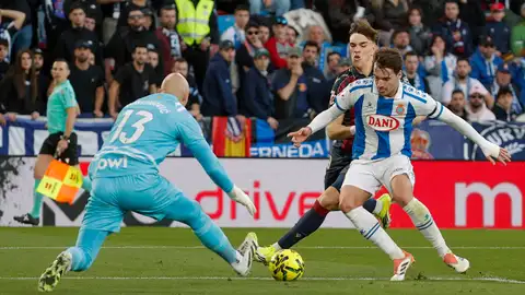 El guardameta del Espanyol, Marko Dmitrović (i), disputa un balón con el delantero del Levante Carlos Espí (2d) durante el partido de la jornada 19 de LaLiga EA Sports entre Levante UD y RCD Espanyol celebrado este domingo en el Estadio Ciutat de València, en Valencia. El guardameta del Espanyol, Marko Dmitrović (i), disputa un balón con el delantero del Levante Carlos Espí (2d) durante el partido de la jornada 19 de LaLiga EA Sports entre Levante UD y RCD Espanyol celebrado este domingo en el Estadio Ciutat de València, en Valencia.