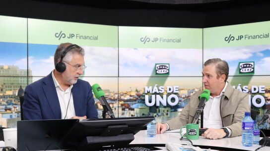 Pedro Mu&ntilde;oz, CEO de JP Financial, junto a Carlos Alsina