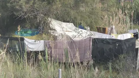 Infraviviendas en los terrenos de ADIF Infraviviendas en los terrenos de ADIF