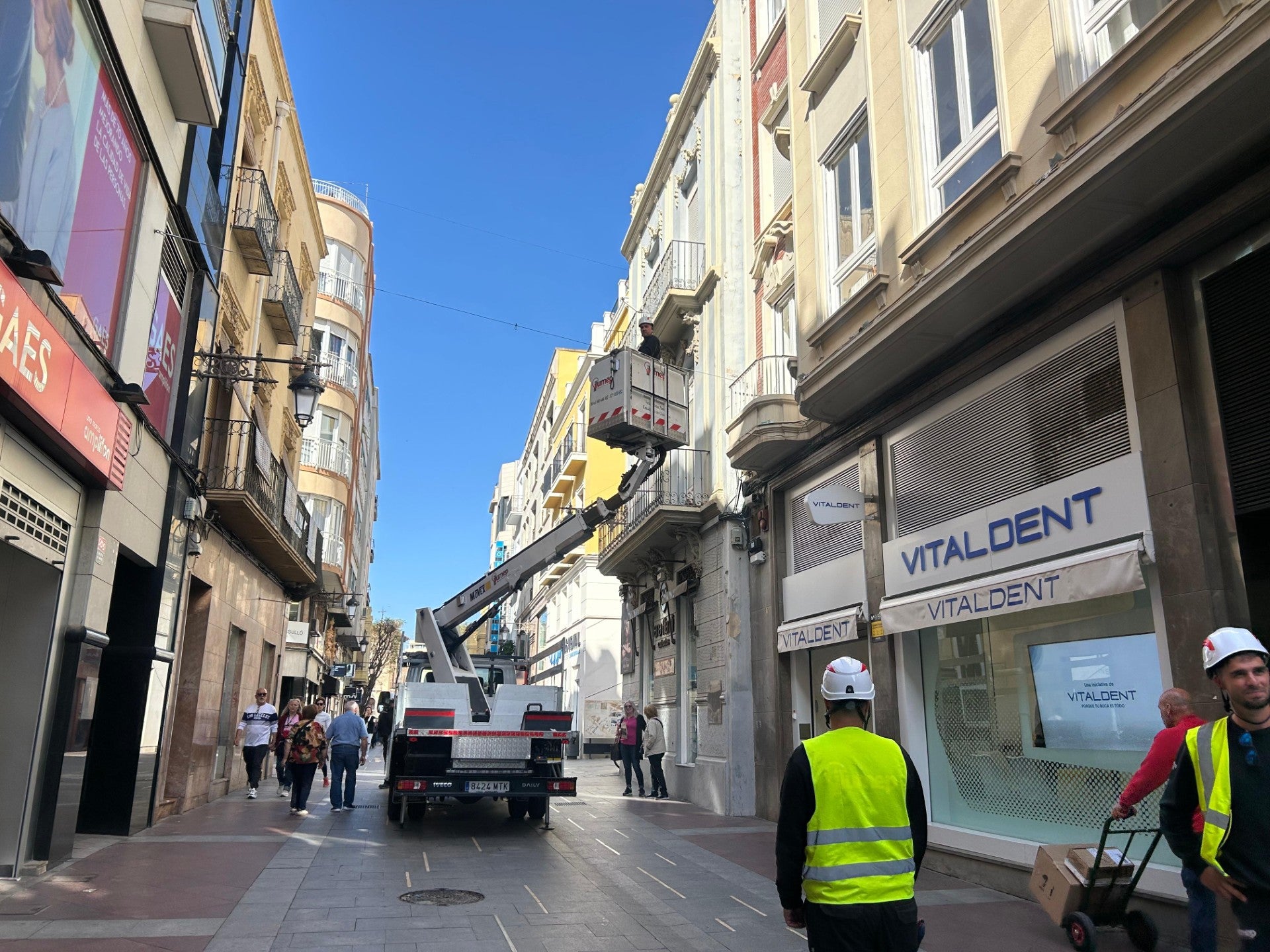 Comienza la instalación de toldos vela para dotar de sombra a las calles comerciales de Elche en los meses de calor Comienza la instalación de toldos vela para dotar de sombra a las calles comerciales de Elche en los meses de calor