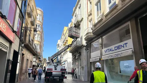 Comienza la instalación de toldos vela para dotar de sombra a las calles comerciales de Elche en los meses de calor Comienza la instalación de toldos vela para dotar de sombra a las calles comerciales de Elche en los meses de calor