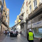 Comienza la instalación de toldos vela para dotar de sombra a las calles comerciales de Elche en los meses de calor