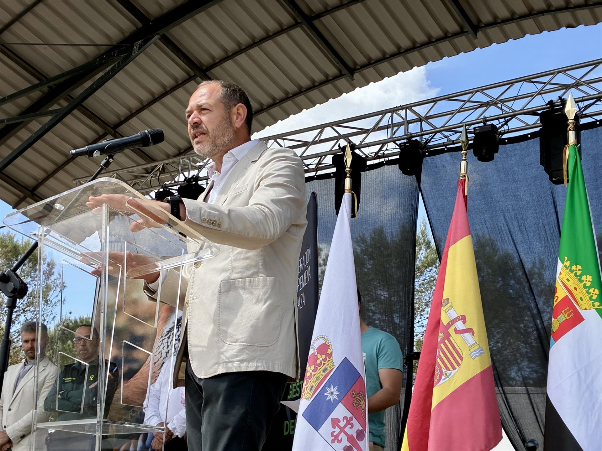La Junta refrenda su apoyo al sector cinegético, que mueve 400 millones, "llena" pueblos y "activa" la economía local La Junta refrenda su apoyo al sector cinegético, que mueve 400 millones, "llena" pueblos y "activa" la economía local