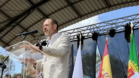 La Junta refrenda su apoyo al sector cinegético, que mueve 400 millones, "llena" pueblos y "activa" la economía local La Junta refrenda su apoyo al sector cinegético, que mueve 400 millones, "llena" pueblos y "activa" la economía local