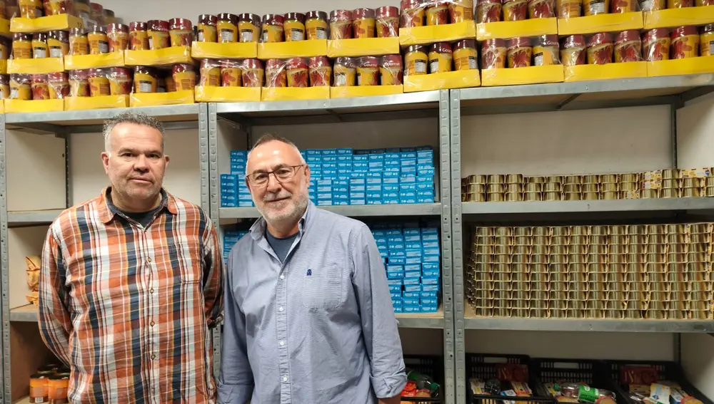 José María y Miguel en el almacén de Cáritas José María y Miguel en el almacén de Cáritas