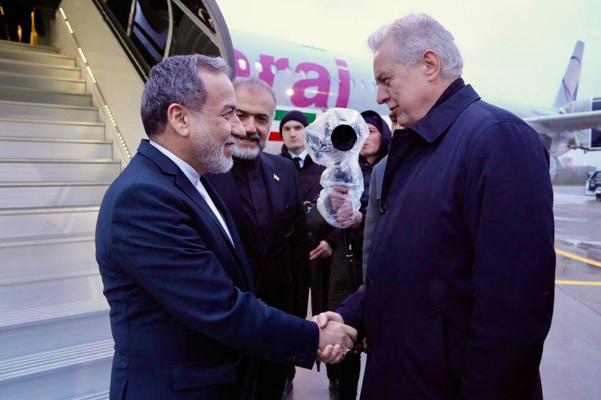 Fotografía difundida por el Ministerio de Asuntos Exteriores de Irán que muestra a su canciller, Abbas Araghchi (i), a su llegada a San Petersurgo (Rusia). Fotografía difundida por el Ministerio de Asuntos Exteriores de Irán que muestra a su canciller, Abbas Araghchi (i), a su llegada a San Petersurgo (Rusia).