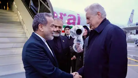Fotografía difundida por el Ministerio de Asuntos Exteriores de Irán que muestra a su canciller, Abbas Araghchi (i), a su llegada a San Petersurgo (Rusia). Fotografía difundida por el Ministerio de Asuntos Exteriores de Irán que muestra a su canciller, Abbas Araghchi (i), a su llegada a San Petersurgo (Rusia).