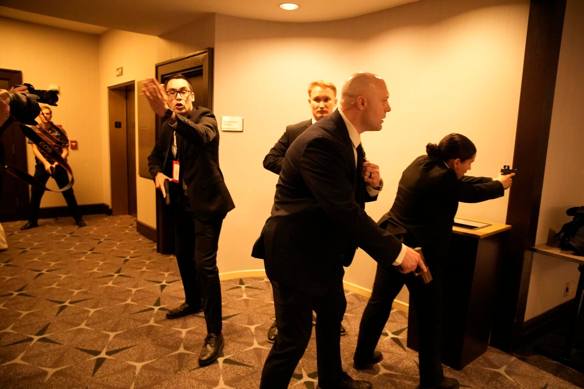 El personal de seguridad tras escucharse disparos en la cena de la Asociación de Corresponsales de la Casa Blanca. El personal de seguridad tras escucharse disparos en la cena de la Asociación de Corresponsales de la Casa Blanca.