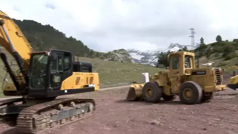 En marcha las obras de la telecabina que unirá Astún y Candanchú. En marcha las obras de la telecabina que unirá Astún y Candanchú.