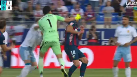 Instante de la agresión de Andrada a Pulido en el derbi aragonés Instante de la agresión de Andrada a Pulido en el derbi aragonés