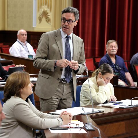 El vicepresidente de las Islas Baleares y conseller de Economía, y Hacienda e innovación, Antoni Costa, durante una sesión de control al Govern balear.