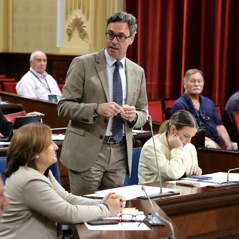 El vicepresidente de las Islas Baleares y conseller de Economía, y Hacienda e innovación, Antoni Costa, durante una sesión de control al Govern balear.