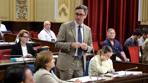 El vicepresidente de las Islas Baleares y conseller de Economía, y Hacienda e innovación, Antoni Costa, durante una sesión de control al Govern balear. El vicepresidente de las Islas Baleares y conseller de Economía, y Hacienda e innovación, Antoni Costa, durante una sesión de control al Govern balear.