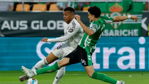 Marc Bartra lucha por el balón con Kylian Mbappé. Marc Bartra lucha por el balón con Kylian Mbappé.