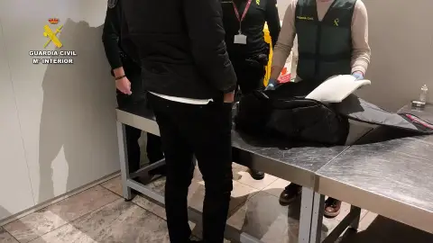 Interceptada una maleta con 3,5 kilos de cocaína oculta en el aeropuerto de Alicante-Elche Interceptada una maleta con 3,5 kilos de cocaína oculta en el aeropuerto de Alicante-Elche