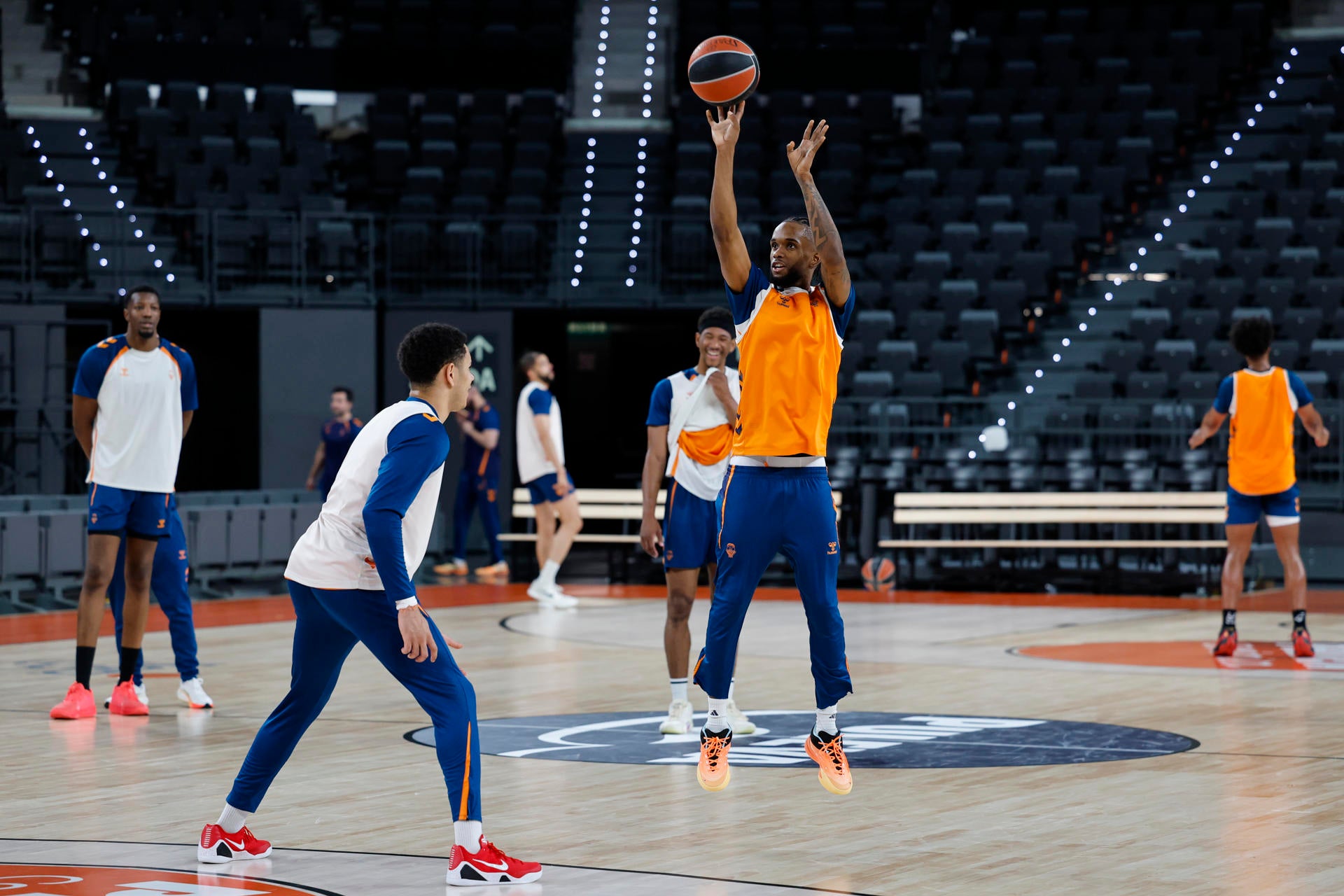 Valencia y Panathinaikos abren en el Roig Arena su batalla por la Final a Cuatro Valencia y Panathinaikos abren en el Roig Arena su batalla por la Final a Cuatro