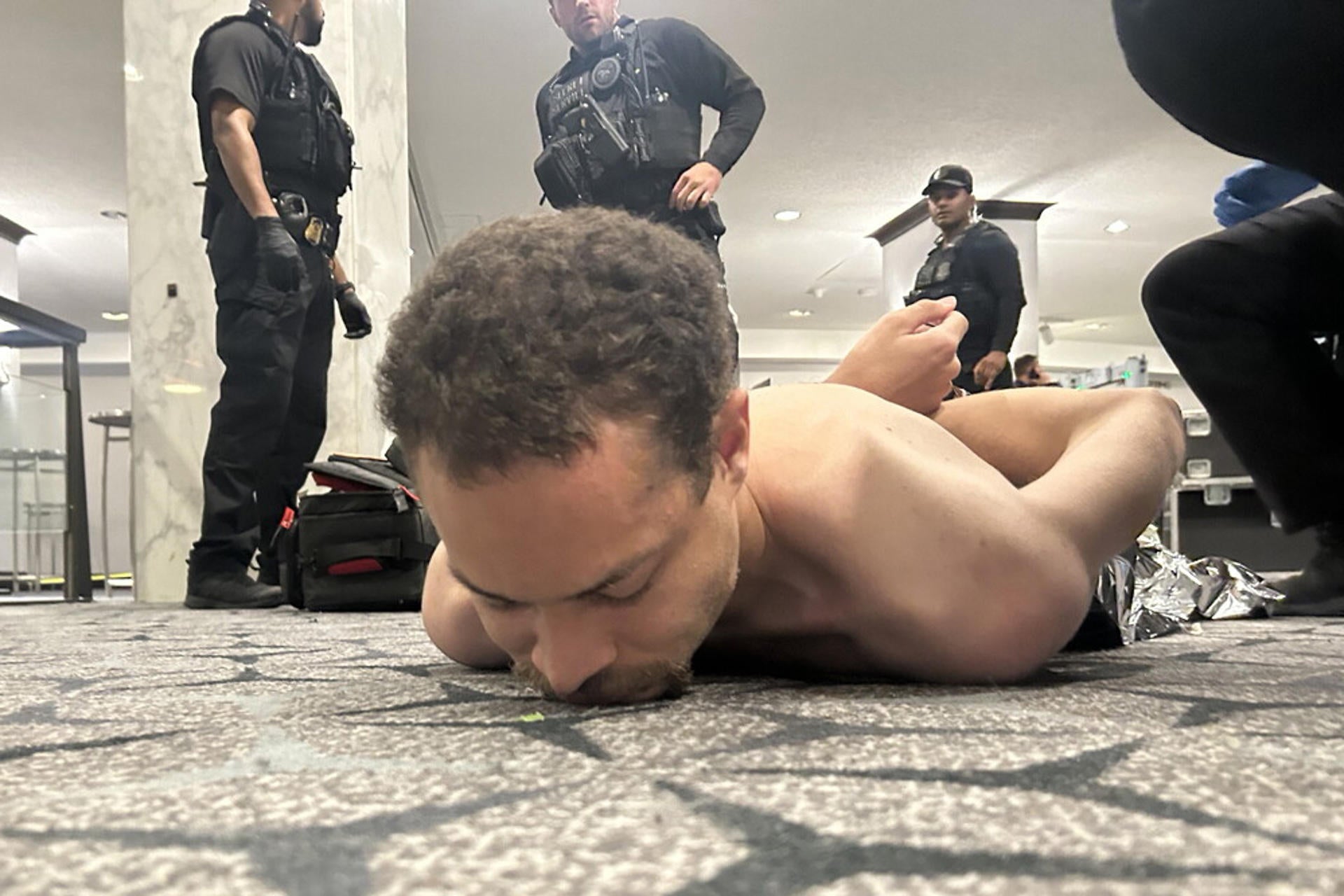 Cole Allen, al atacante que trató de matar a Trump, después de ser detenido Cole Allen, al atacante que trató de matar a Trump, después de ser detenido