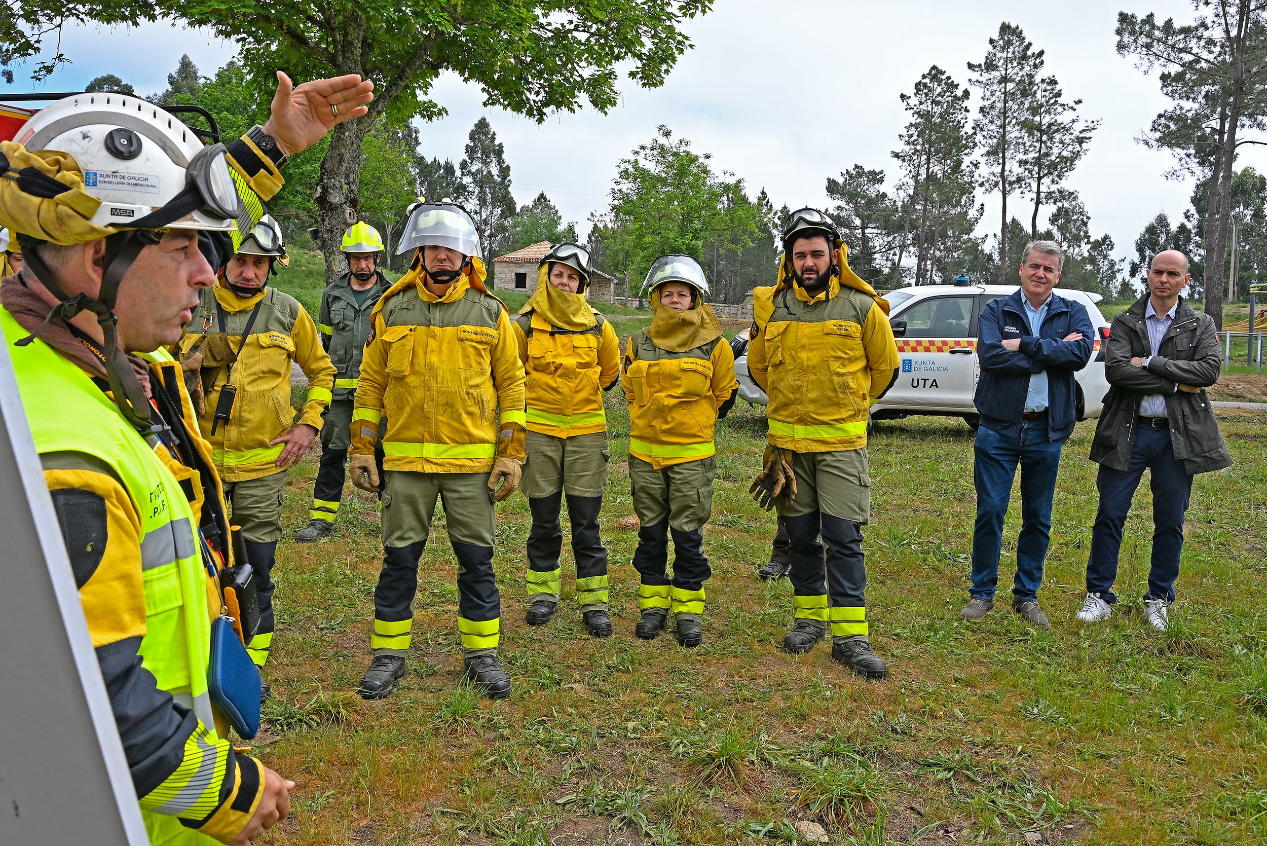 A Xunta forma persoal na prevención e defensa contra incendios na base de Toén A Xunta forma persoal na prevención e defensa contra incendios na base de Toén