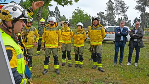 A Xunta forma persoal na prevención e defensa contra incendios na base de Toén A Xunta forma persoal na prevención e defensa contra incendios na base de Toén