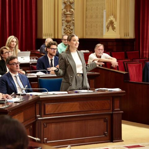 La Presidenta del Govern, Marga Prohens durante el pleno del Parlament de este martes. 