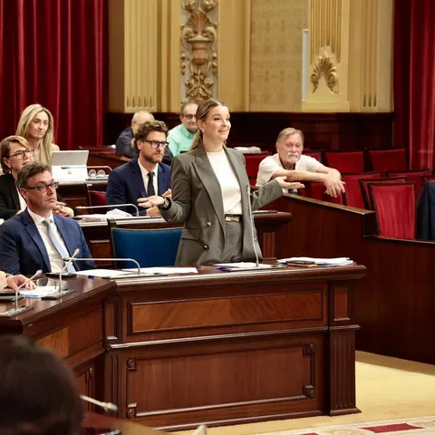 La Presidenta del Govern, Marga Prohens durante el pleno del Parlament de este martes.