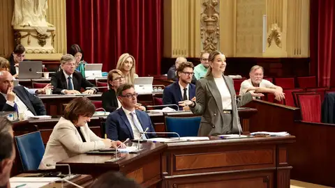 La Presidenta del Govern, Marga Prohens durante el pleno del Parlament de este martes. La Presidenta del Govern, Marga Prohens durante el pleno del Parlament de este martes.