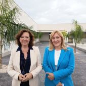 María Gómez, alcaldesa de Almoradí (izquierda), junto a Susana Miralles, edil de Educación, en el nuevo colegio de la localidad