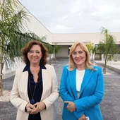 María Gómez, alcaldesa de Almoradí (izquierda), junto a Susana Miralles, edil de Educación, en el nuevo colegio de la localidad María Gómez, alcaldesa de Almoradí (izquierda), junto a Susana Miralles, edil de Educación, en el nuevo colegio de la localidad