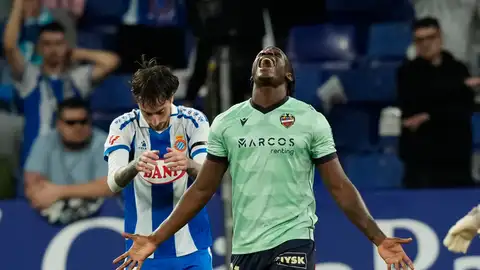 El delantero camerunés del Levante Etta Eyong se lamenta durante el partido de la jornada 32 de LaLiga que RCD Espanyol El delantero camerunés del Levante Etta Eyong se lamenta durante el partido de la jornada 32 de LaLiga que RCD Espanyol