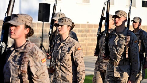 La princesa Leonor (c) desfila al mando de una secci&oacute;n de cadetes en la Academia General del Aire y del Espacio en San Javier, Murcia.