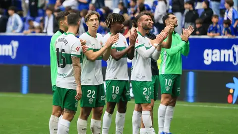La plantilla del Elche celebra el triunfo ante el Real Oviedo, en el Carlos Tartiere, junto a los desplazados. La plantilla del Elche celebra el triunfo ante el Real Oviedo, en el Carlos Tartiere, junto a los desplazados.