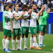 La plantilla del Elche celebra el triunfo ante el Real Oviedo, en el Carlos Tartiere, junto a los desplazados.