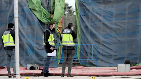 Varios policías en el lugar donde ocurrió el accidente en el castillo hinchable de la feria de Mislata (Valencia). Varios policías en el lugar donde ocurrió el accidente en el castillo hinchable de la feria de Mislata (Valencia).
