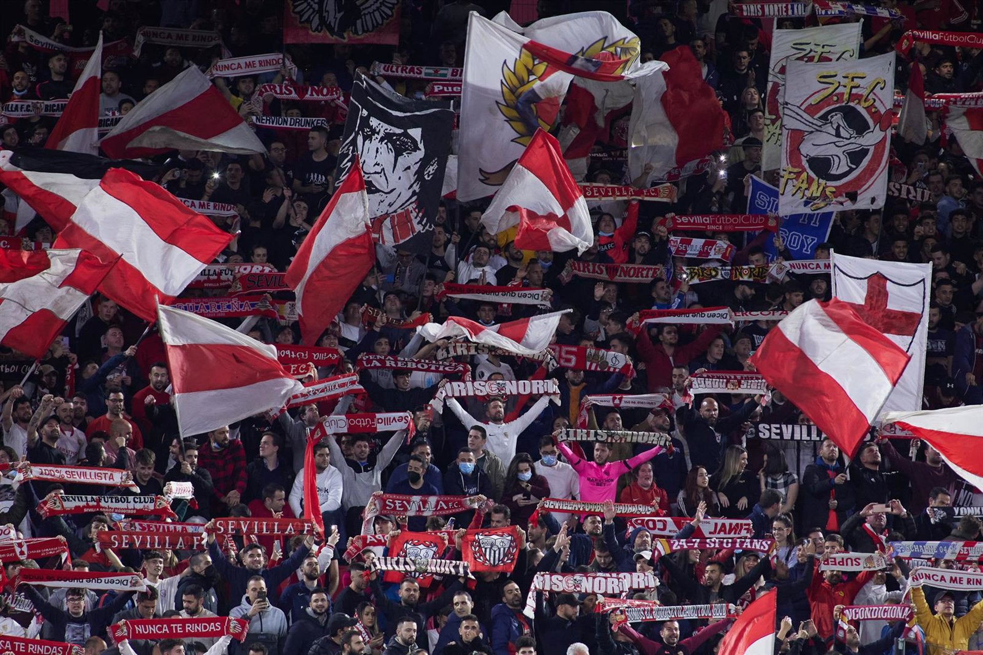 Detenidos tres ultras del Sevilla por agredir a un vigilante antes del partido con el Valencia Detenidos tres ultras del Sevilla por agredir a un vigilante antes del partido con el Valencia