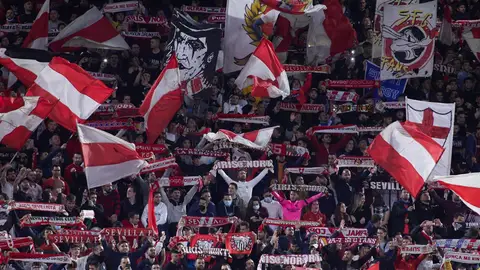 Detenidos tres ultras del Sevilla por agredir a un vigilante antes del partido con el Valencia Detenidos tres ultras del Sevilla por agredir a un vigilante antes del partido con el Valencia