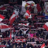Detenidos tres ultras del Sevilla por agredir a un vigilante antes del partido con el Valencia Detenidos tres ultras del Sevilla por agredir a un vigilante antes del partido con el Valencia