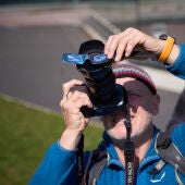 Imagen de archivo de un hombre presenciando un eclipse solar en Polonia.