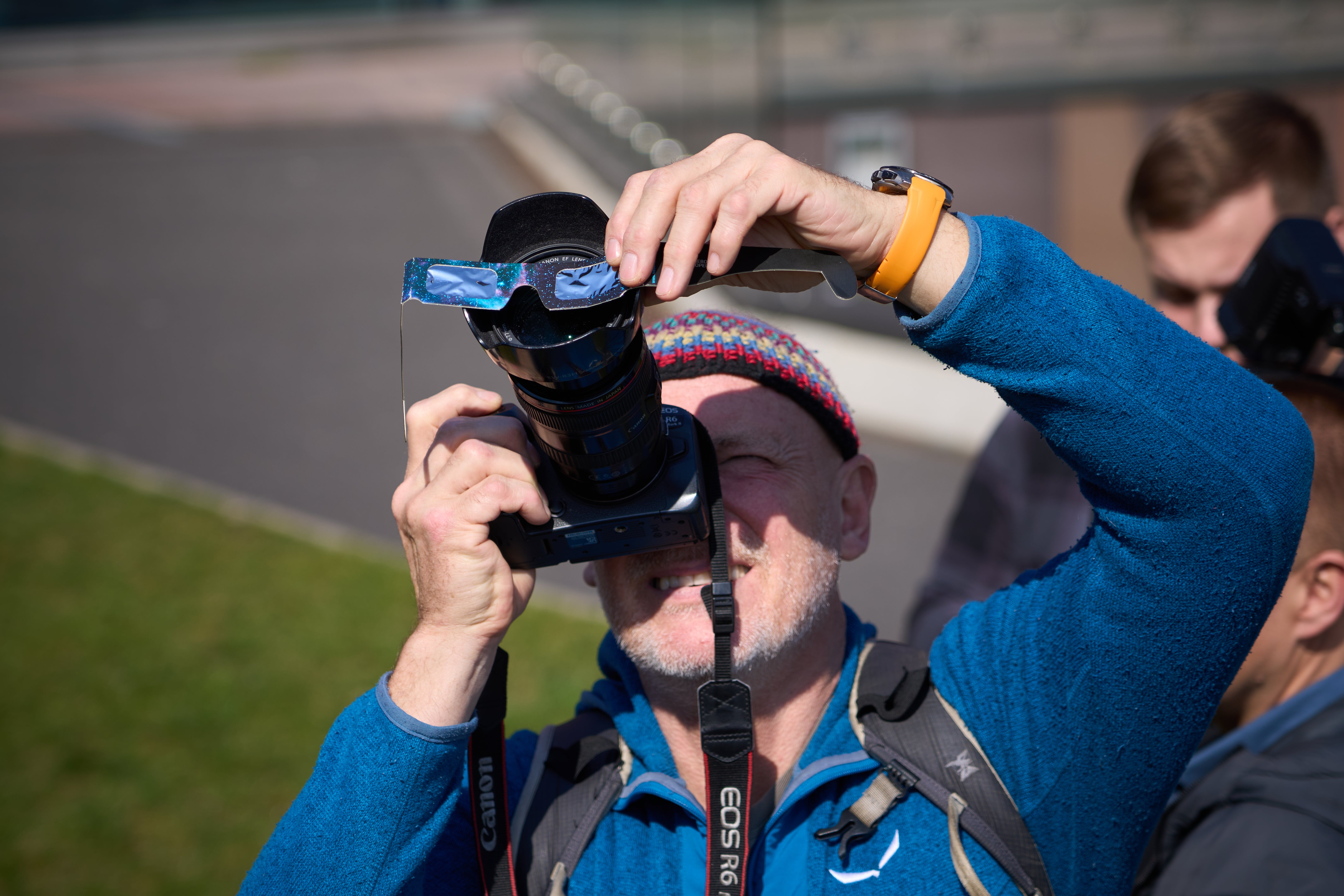 Imagen de archivo de un hombre presenciando un eclipse solar en Polonia. Imagen de archivo de un hombre presenciando un eclipse solar en Polonia.