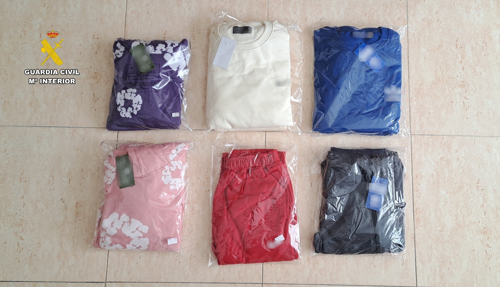 Interceptadas 32 prendas de ropa de marca falsificadas Interceptadas 32 prendas de ropa de marca falsificadas
