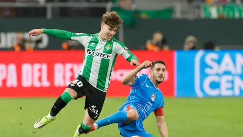 Ángel Ortiz lucha por un balón con Koke. Ángel Ortiz lucha por un balón con Koke.