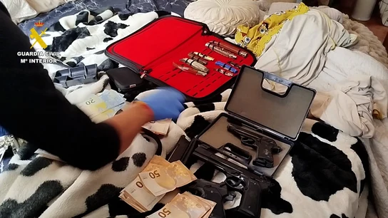Dinero, armas y drogas decomisadas Dinero, armas y drogas decomisadas