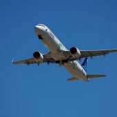 Imagen de archivo de un avión en pleno vuelo.