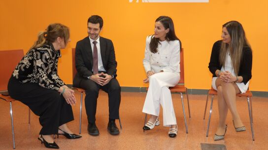 La Reina con el ministro Pablo Bustinduy en la Fundaci&oacute;n Secretariado Gitano