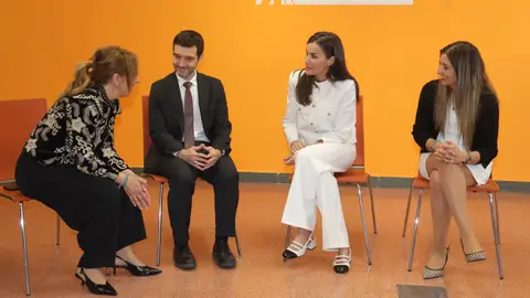 La Reina con el ministro Pablo Bustinduy en la Fundación Secretariado Gitano La Reina con el ministro Pablo Bustinduy en la Fundación Secretariado Gitano