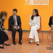 La Reina con el ministro Pablo Bustinduy en la Fundación Secretariado Gitano