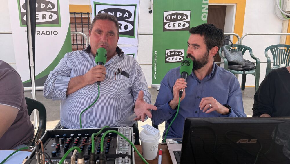 Pedro Antonio Palomo, alcalde de Carrizosa, junto a Emilio Hidalgo