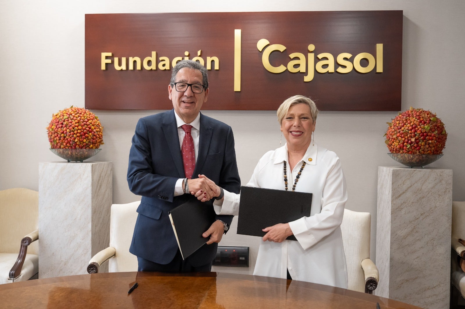 La Fundación Cajasol y la Universidad de Sevilla sellan un acuerdo para celebrar la memoria viva de la Generación del 27 La Fundación Cajasol y la Universidad de Sevilla sellan un acuerdo para celebrar la memoria viva de la Generación del 27