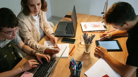 Varios jóvenes trabajan en una oficina Varios jóvenes trabajan en una oficina