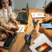 Varios jóvenes trabajan en una oficina Varios jóvenes trabajan en una oficina